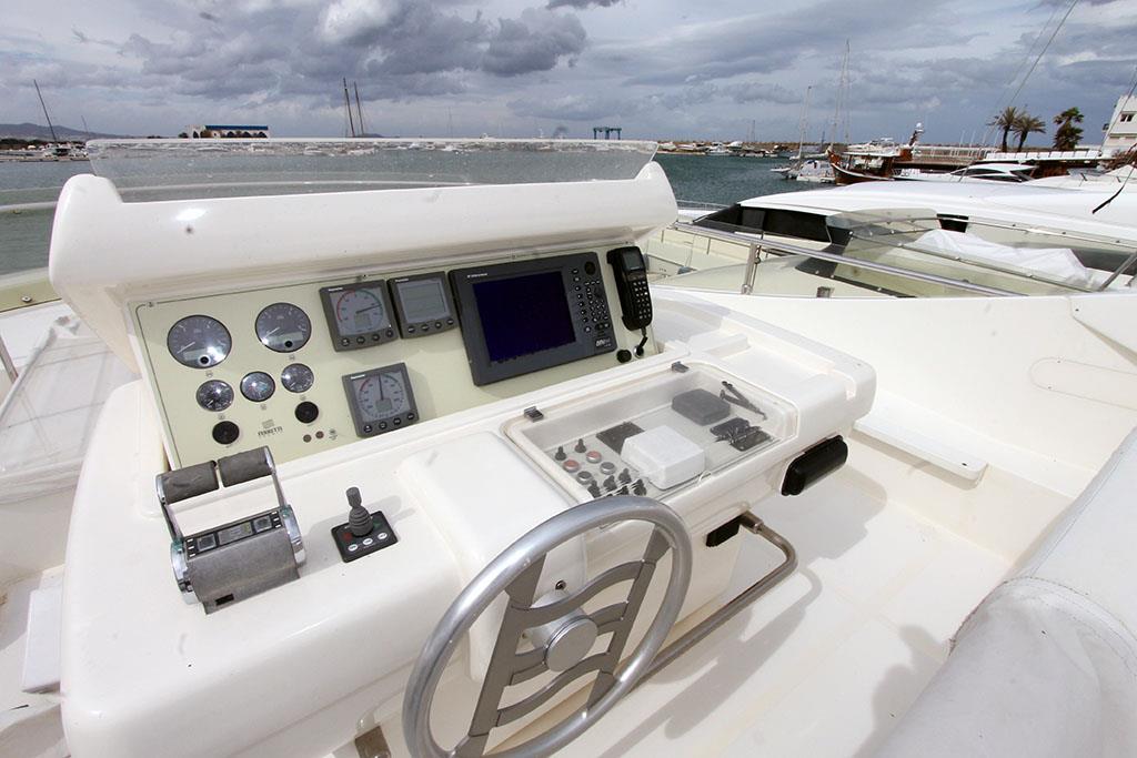 2005 FERRETTI YACHTS 731 